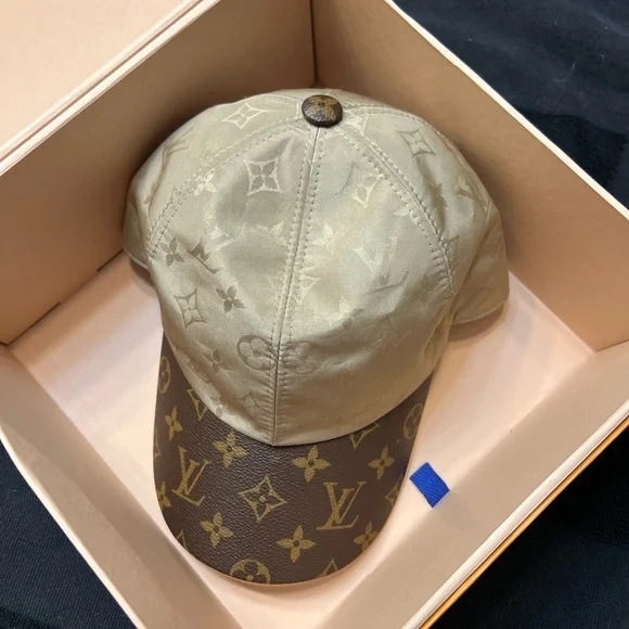 Louis Vuitton hat - Picture 1 of 9